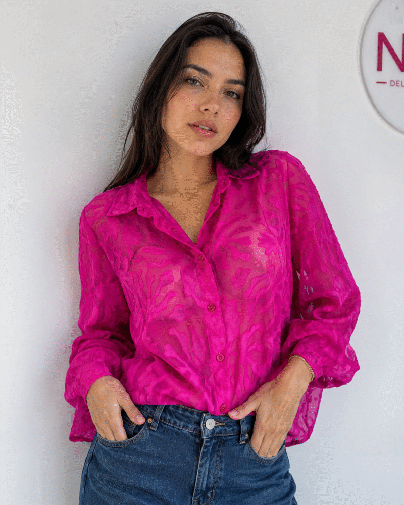 Blusa Camisera Amalia Transparente con Relieve Fucsia – Estilo Moderno, Liviano y Llamativo