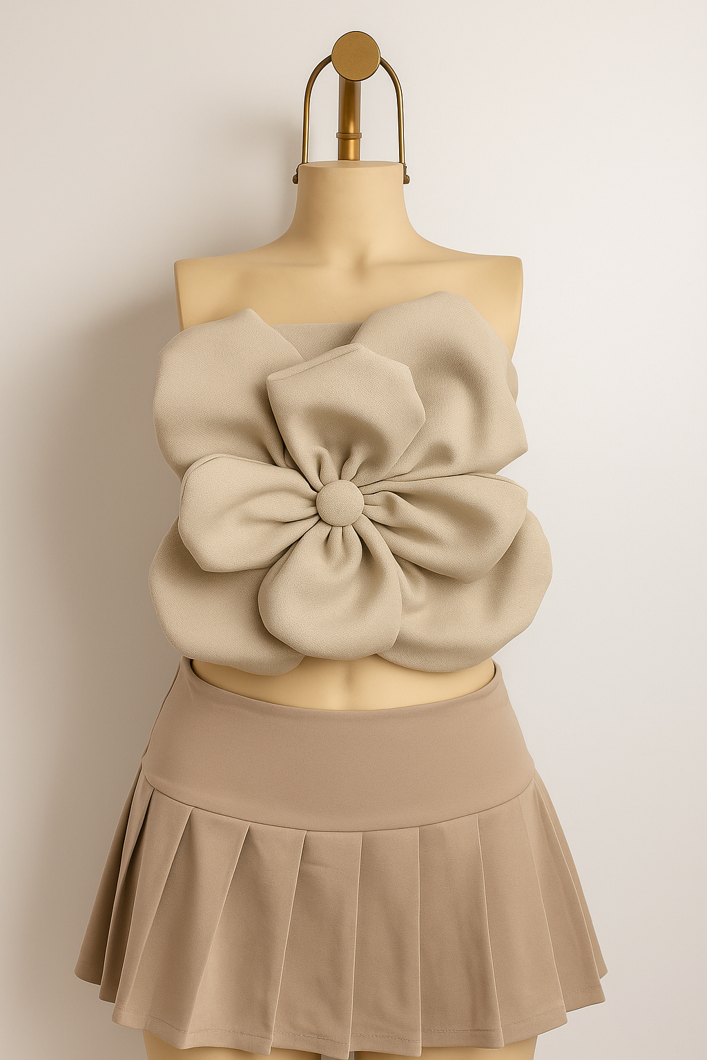 Top Strapless Lulu con Flor 3D en Relieve – Beige - Imagen 2