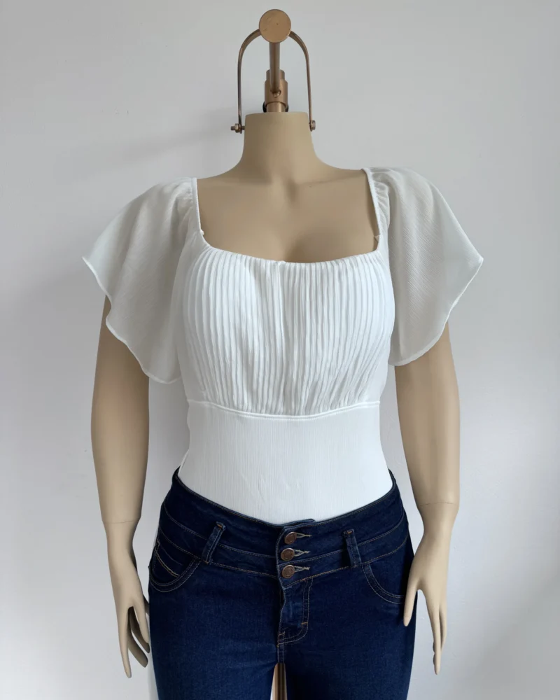 Blusa Lucia Plisada con Mangas Mariposa y Corte Entallado